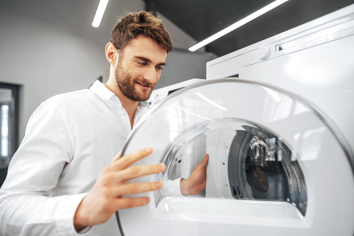 Entrepreneur vérifiant une machine de laverie automatique